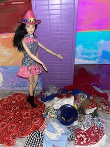 Barbie Western Cowgirl Kleidung Outfit Country 22 Teile Konvolut Stiefel Hüte OHNE PUPPE - Bild 1 von 13