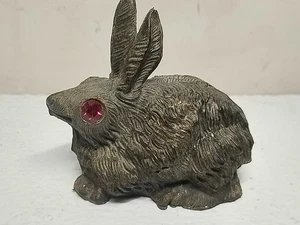 Estatuilla vintage de conejo de plástico duro con ojos de rubí rojo sintético de 3" hecha en Italia - Imagen 1 de 13