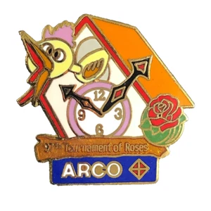 Vintage 1986 ARCO 97. Turnier der Rosen Pin Kuckucksuhr Goldton Emaille - Bild 1 von 1