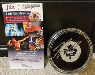 NAZEM KADRI FIRMADO TORONTO HOJAS DE ARCE FIRMADO DISCO NHL AUTÓGRAFO CERTIFICADO DE AUTENTICIDAD JSA Foto 1 de 3