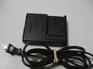Cargador genuino Sony BC-VM10 para batería NP-FM500H A100 A200 A300 A350 A550 A700 - Imagen 1 de 1
