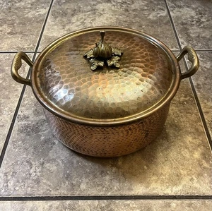 Olla de cobre martillado Cu Artigiana con tapa de ajo de latón hecha en Italia - Imagen 1 de 18