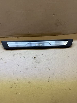 ✅⭐️ JEEP GRAND CHEROKEE 2011-2020 PANEL DE MOLDURA DE UMBRAL DE PUERTA DEL CONDUCTOR DELANTERO IZQUIERDO Foto 1 de 4