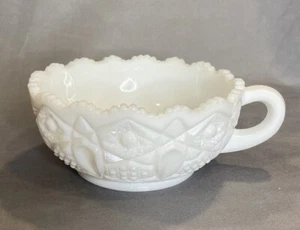 L.E. Smith Nappy Bowl White Milk Glass Heritage Pattern with Handle - Picture 1 of 6