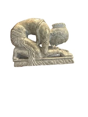 Estatuilla devocional de mujer tallada en piedra india - Leer descripción Foto 1 de 4