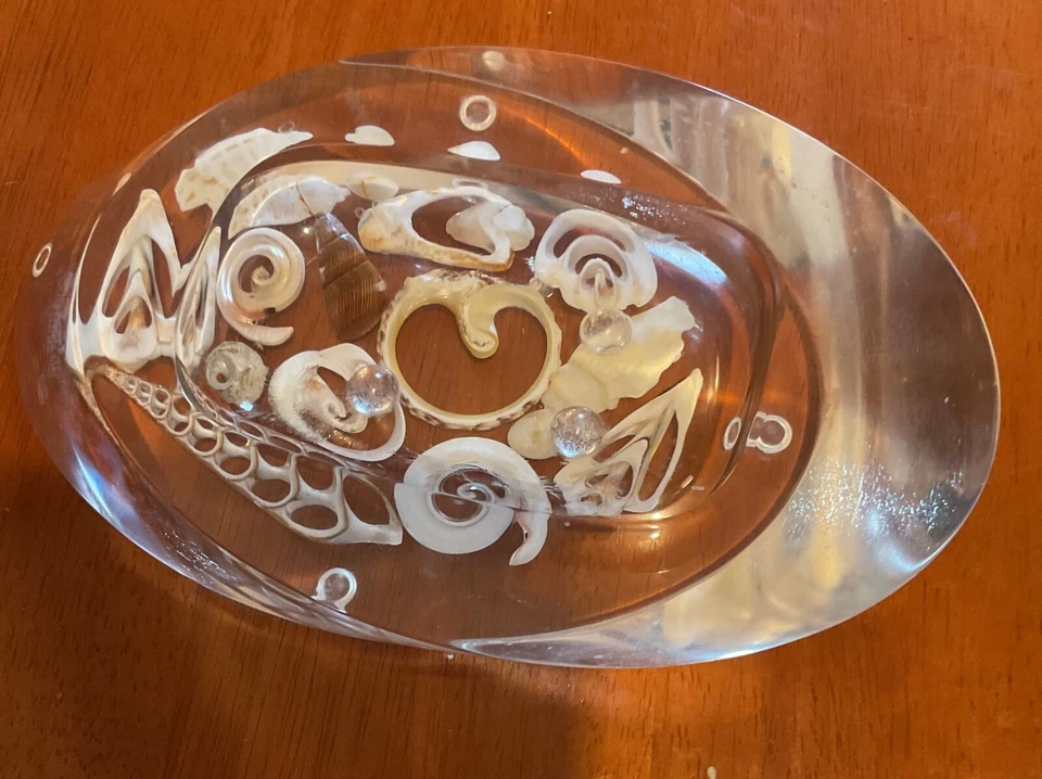 ACRYLIC SWIRL SOAP DISH W/REAL SEA SHELLS. APPROX 6.5" - Image 1 of 4