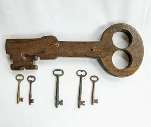 Vtg Handmade Wooden Key Rack Holder w/ Set of 5 Antique Skeleton Keys Rustic  - Picture 1 of 12