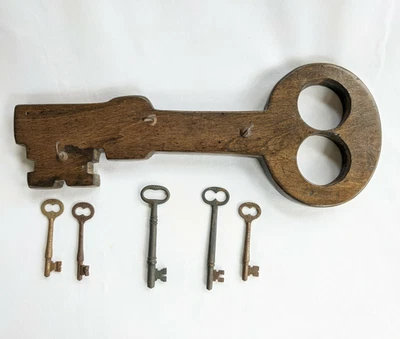 Vtg Handmade Wooden Key Rack Holder w/ Set of 5 Antique Skeleton Keys Rustic  - Image 1 of 4