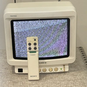 Vintage Sony Trinitron CRT-TV 8" portatile mo. KV-8AD10 con telecomando e alimentazione FUNZIONA - Foto 1 di 16