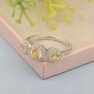 Anillo con halo de tres piedras de citrino de corte redondo de 2,25 quilates de oro blanco de 14 quilates Foto 1 de 4