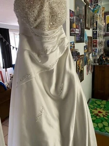 Ivory Alfred Angelo Wedding Gown size 10, only worn once, terrific condition.  - Picture 1 of 7