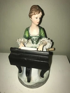 Caja de música vintage de porcelana Fuji Japón dama victoriana sentada y tocando el piano. - Imagen 1 de 16