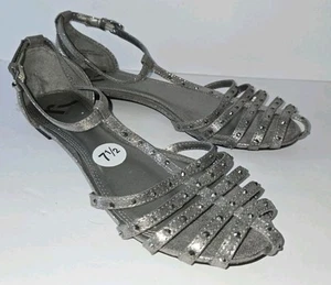 REPORT Silber Metallic Riemchen Nieten T-Riemen Schnalle Flats Sandalen. 7,5 Neu ohne Karton - Bild 1 von 7