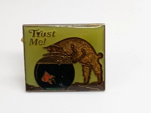 Lindo prendedor de solapa de pez dorado para gato "¡Confía en mí!" - Imagen 1 de 6