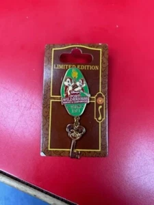 LE Disney pin Room Keys Disney's Fort Wilderness Resort & Campground Chip & Dale - Picture 1 of 2