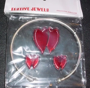 Valentinstag Kinder Herz Schmuck Set Ohrringe Pin & Halskette Geschenkset Neu 3 Teile - Bild 1 von 2