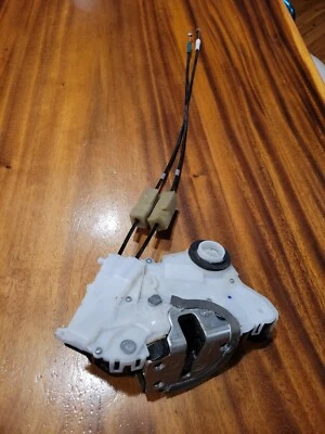 10 2010 TOYOTA TACOMA OEM FRONT DOOR LATCH PASSENGER RIGHT p1138b39 - Image 1 of 3