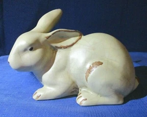 Estatuilla de conejo de porcelana Valerie Parr Hill 6,5" L con acabado antiguo agrietado - Imagen 1 de 8