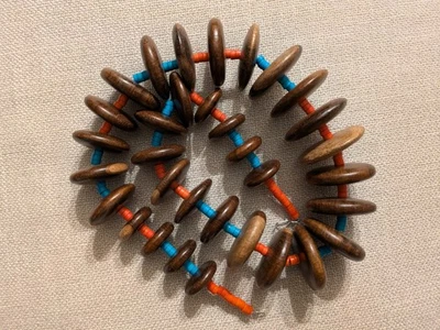 Nuevo collar de disco de madera grande con cuentas espaciadoras Howlita naranja y azul Foto 1 de 4