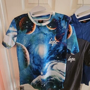 Hype Jungen 3er-Pack T-Shirts inkl. mehrfarbigem Weltraum-T-Shirt 13 Jahre - Bild 1 von 7