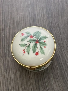 Caja de baratijas con bisagras Lenox de acebo y bayas de Navidad. Usado perfecto estado - Imagen 1 de 7