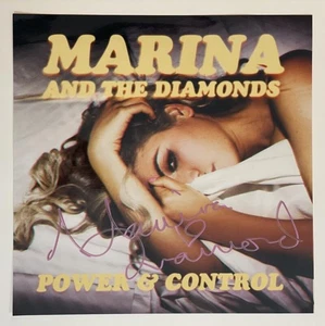 MARINA AND THE DIAMONDS SIGNED AUTOGRAMM 12X12 THE FAMILY JEWELS ALBUM FLACH  - Bild 1 von 1