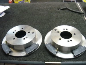 JUEGO COMPLETO DE DISCOS DE FRENO TRASEROS PARA HYUNDAI TRAJET HYUNDAI SANTA FE PASTILLAS DE FRENO TRASERO - Imagen 1 de 1