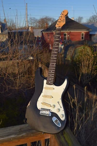 1989 Fender Squier Stratocaster - E Series - MIK - Relic'd - Picture 1 of 9