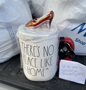 RAE DUNN Wizard Of Oz "THERE'S NO PLACE LIKE HOME" Tasse würdige & rote Hausschuhe - Bild 1 von 1