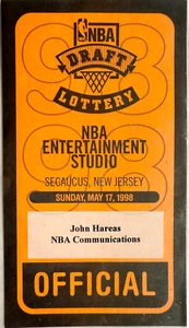 PASE DE PRENSA OFICIAL DE LOS MEDIOS DE COMUNICACIÓN DE LA LOTERÍA DRAFT DE BALONCESTO DE LA NBA 1998 DE COLECCIÓN JOHN HAREAS - Imagen 1 de 3