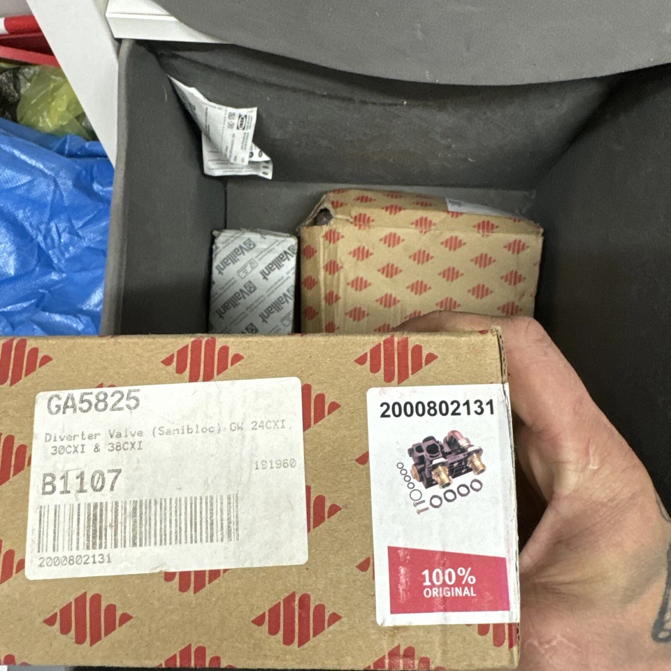 GLOWWORM 24CXI 30CXI 38CXI SANITARY BLOCK 3WAY DIVERTER VALVE 802131 2000802131 - Image 1 of 1