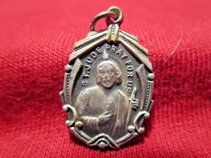 St Jude Medaille Art Deco Design silberfarben Herz Herz auf Rückseite 3/4" lang - Bild 1 von 2