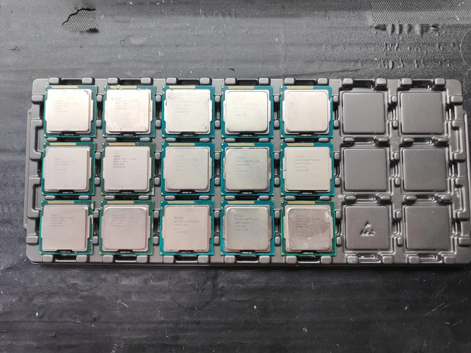 Lot of 15 Intel 7x i3-3220, 4x i3-2120, 2x i3-2100,1x i3-2400S,1x i5-3550P CPUs - Image 1 of 1