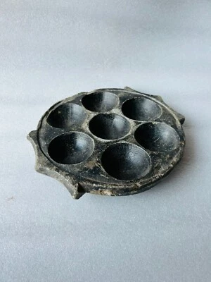 Antiguo plato de cocina de piedra negra tallado a mano antiguo plato para hacer Idli del sur de la India Foto 1 de 4