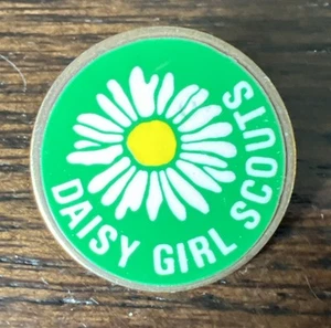 Daisy Girl Scouts Membership Round Brooch Pin 1" Vintage. J - Picture 1 of 3