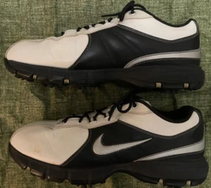 ZAPATOS DE GOLF NIKE - Blancos con ribete negro y plateado - Para hombres Talla 9.5 - ¡Muy buen estado! - Imagen 1 de 8