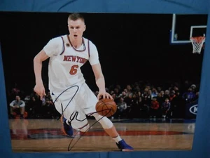 NEW YORK KNICKS KRSITAPS PORZINGIS SIGNIERT FAHRSPUR 11X14 - Bild 1 von 1