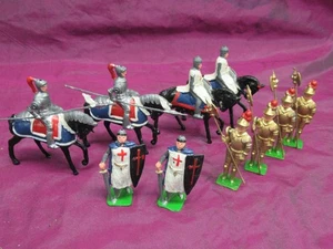 10 soldatini vintage BRITANNICI Inghilterra cavalieri medievali e cavalli - Foto 1 di 9