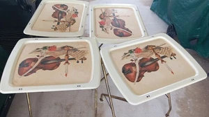 Juego de 4 bandejas de TV plegables vintage con estampado musical de violín patas de metal dorado crema - Imagen 1 de 6