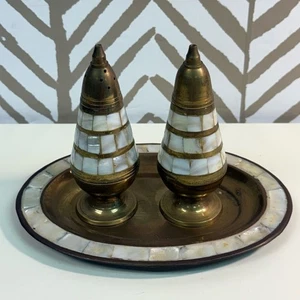 Shaker sale e pepe vintage in ottone e madreperla con vassoio abbinato - Foto 1 di 8