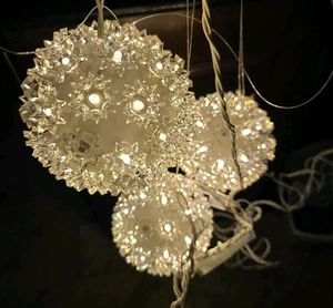White GE 3Spheres Twinkle 5.5 Diameter Approx 50 Lights Each Indoor/ Outdoor Use - Picture 1 of 10