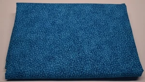 34" x 45" TÜRKIS TONALER BAUMWOLLSTOFF Quilt Handwerk BLATTRANKE BLUMEN Hintergrund - Bild 1 von 2