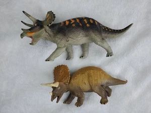 "2 figuras de juguete de dinosaurio Triceratops de 7"" The Carnegie Vintage 1999 Safari Ltd" - Imagen 1 de 7