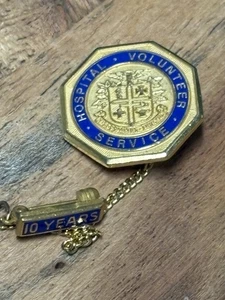 De colección Servicio Voluntario Hospital 1500 Hr Tono Dorado Solapa Pin Sombrero Pin Cordón - Imagen 1 de 7
