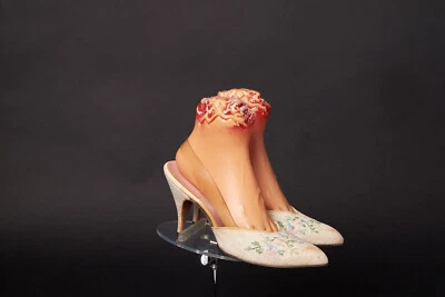 Saltos slingback bordados de linho creme década de 1950 - Imagem 1 de 4