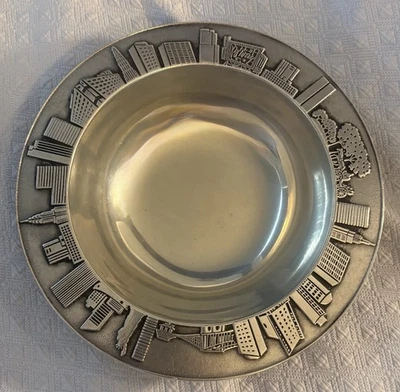 Большая КРУГЛАЯ СЕРВИРОВОЧНАЯ ЧАША WILTON COMPANY с ОРИЕНТИРАМИ NYC на ОБОДЕ 10,5"" - Изображение 1 из 4