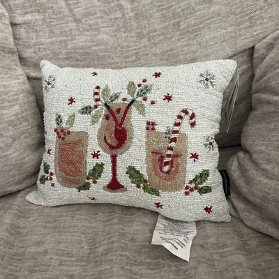 Almohada decorativa para cócteles navideños Cynthia Rowley  Foto 1 de 4