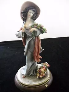 FIGURA DE COLECCIÓN B. MERLI, DAMA CON FLORES, 11"H, EXCELENTE ESTADO - Imagen 1 de 6