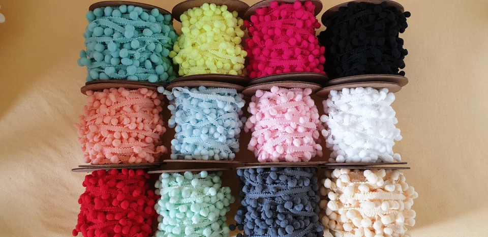 Mini bebé pequeño pompón ribete, flecos de 10 mm, cinta bobble, artesanía, costura, cojín Foto 1 de 1