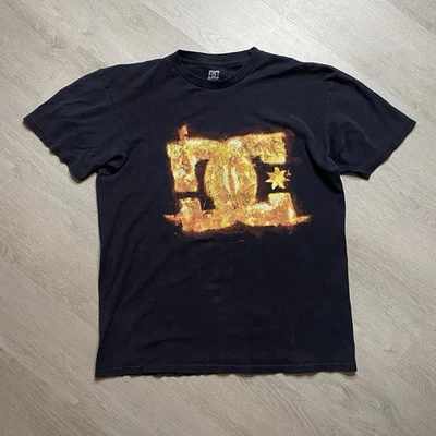 Camiseta Y2K DC Flame Fire Logo Para Hombre Talla M Negra 00s Patinador Grunge Ropa de Calle Foto 1 de 4